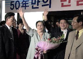 Separated N. Korean family members arrive in Seoul